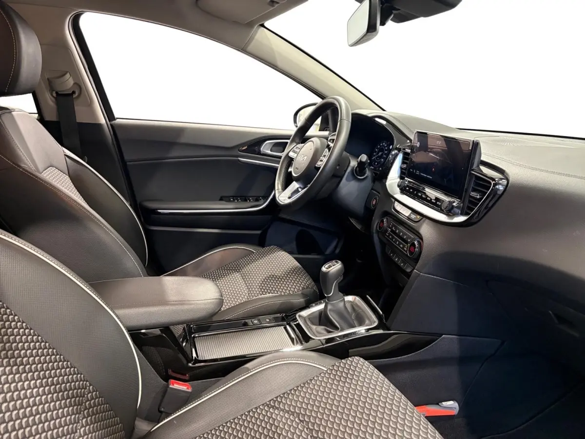 1.0 T-GDi DynamicPlusLine | Stoel/Stuurverwarming | Half Leder | Keyless Entry | Navigatie | Apple/Android Carplay |