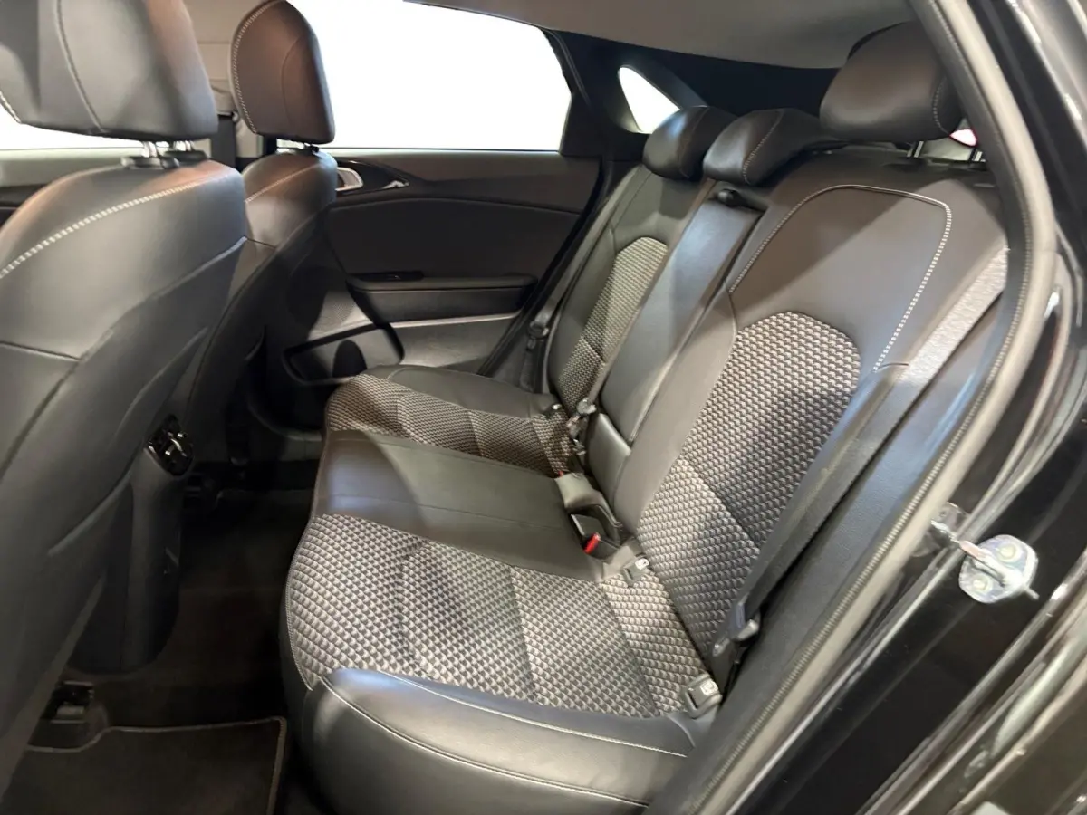 1.0 T-GDi DynamicPlusLine | Stoel/Stuurverwarming | Half Leder | Keyless Entry | Navigatie | Apple/Android Carplay |
