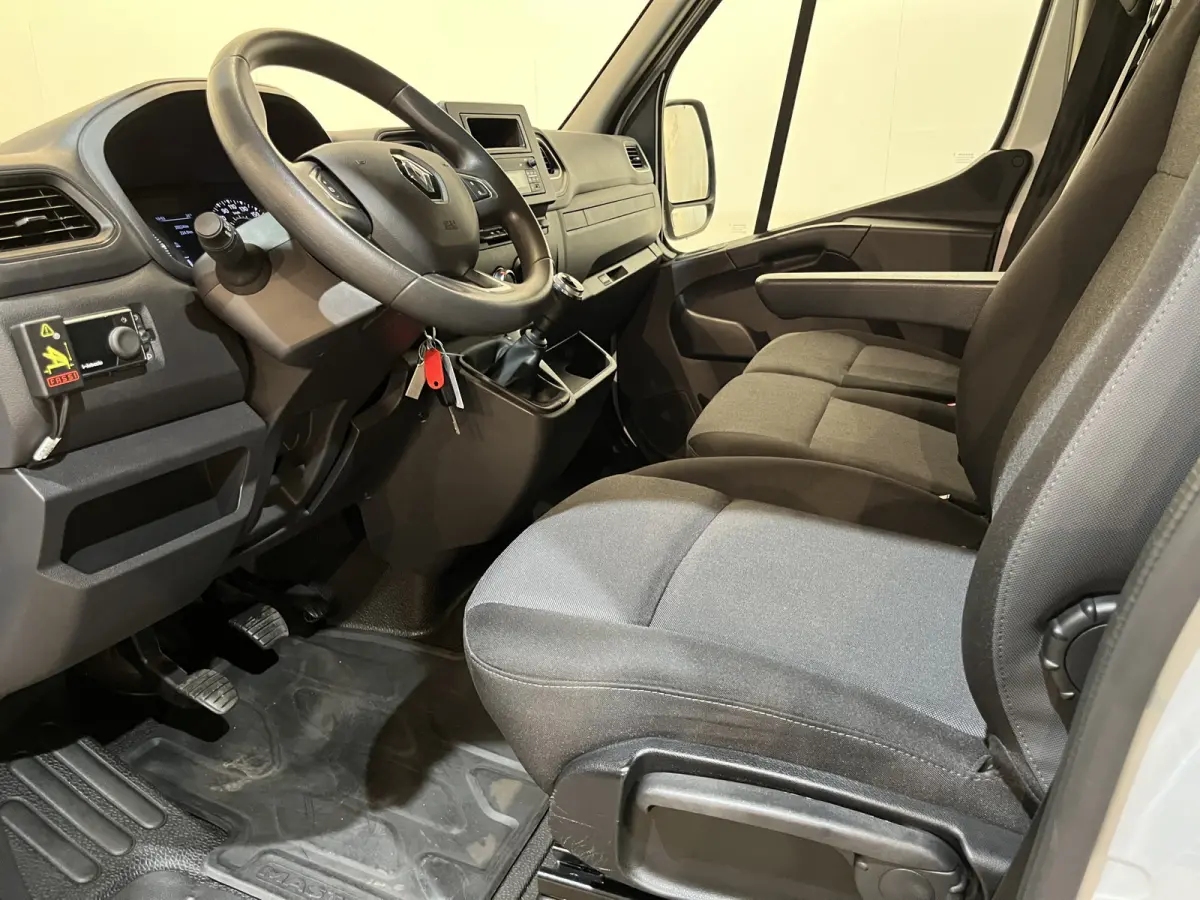 2.3 dCi 145 PK L3 Open Laadbak / Fassi Kraan / Euro 6 / Airco / Trekhaak / Cruise Control / 3-Zits / 20.200 KM !!