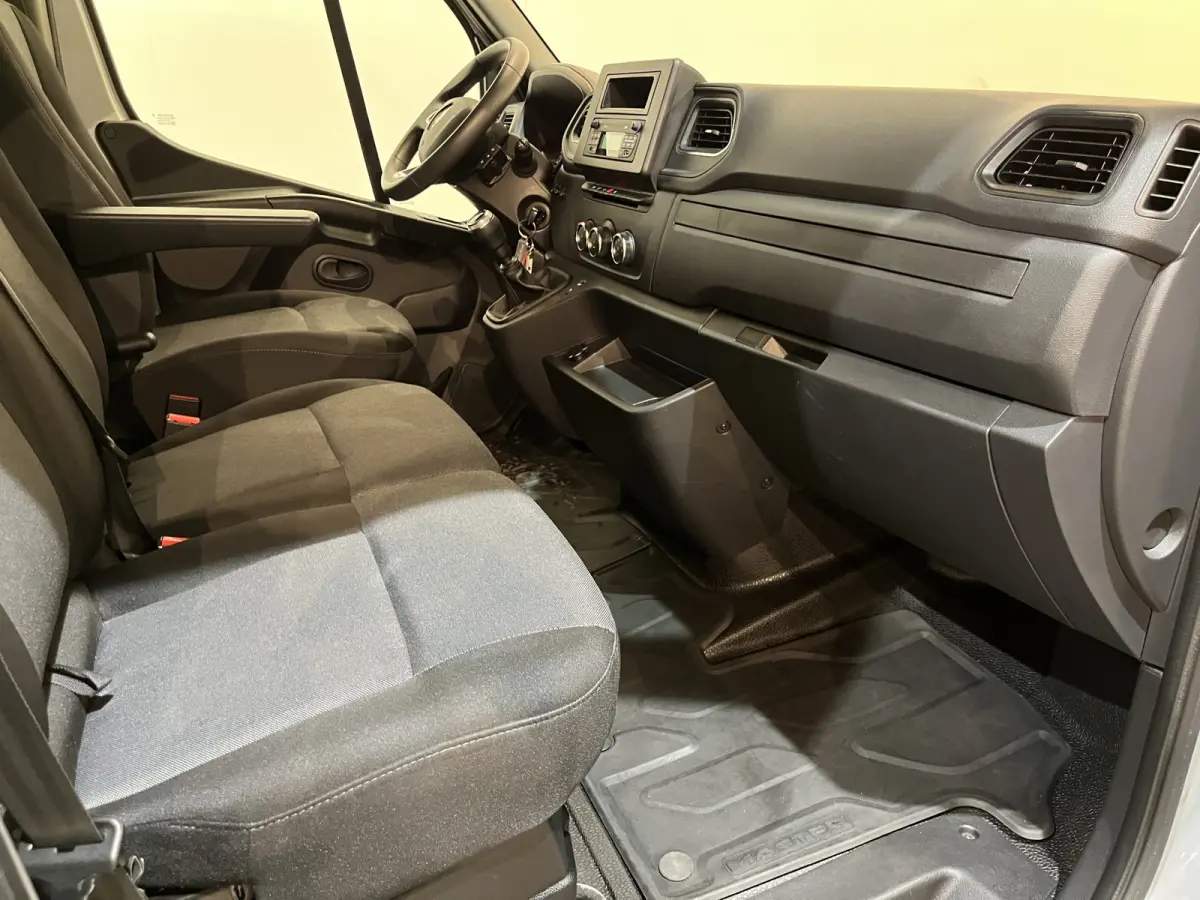 2.3 dCi 145 PK L3 Open Laadbak / Fassi Kraan / Euro 6 / Airco / Trekhaak / Cruise Control / 3-Zits / 20.200 KM !!