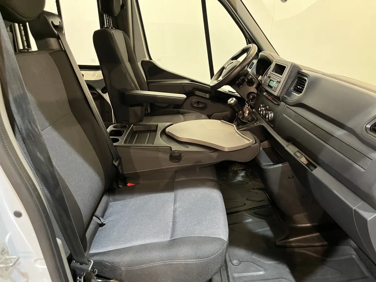 2.3 dCi 145 PK L3 Open Laadbak / Fassi Kraan / Euro 6 / Airco / Trekhaak / Cruise Control / 3-Zits / 20.200 KM !!