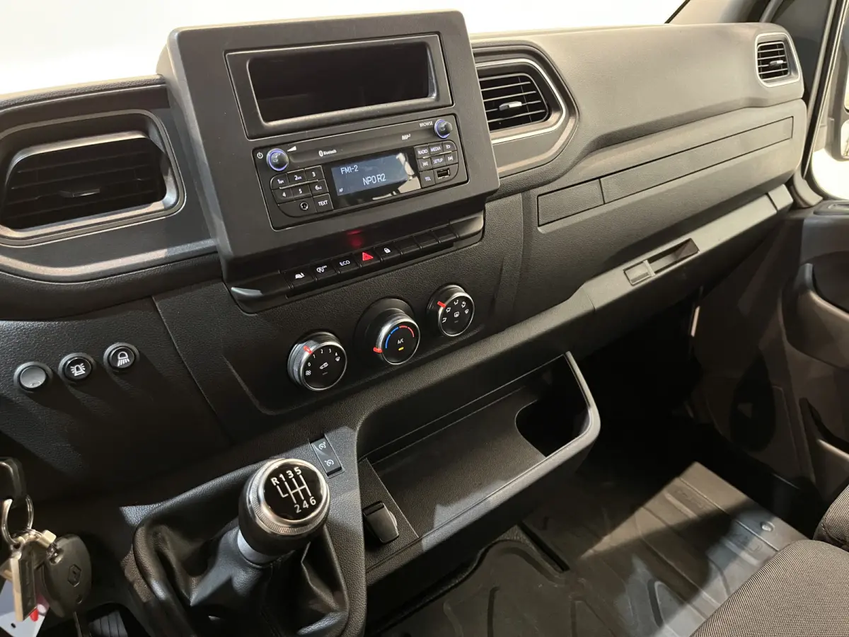 2.3 dCi 145 PK L3 Open Laadbak / Fassi Kraan / Euro 6 / Airco / Trekhaak / Cruise Control / 3-Zits / 20.200 KM !!