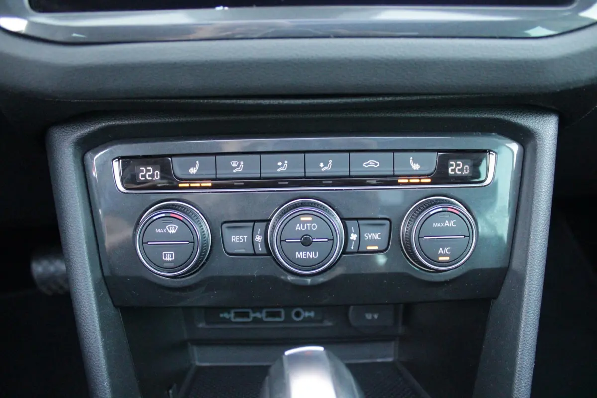1.5 TSI 150PK AUTOMAAT HIGHLINE BUSINESS R | PANORAMA SCHUIF/KANTEL DAK | LEDEREN BEKLEDING | BESTUUDERSSTOEL ELEKTRISCH VERSTELBAAR MET GEHEUGENFUNCTIE | ELEKTRISCH WEGKLAPBARE TREKHAAK | I