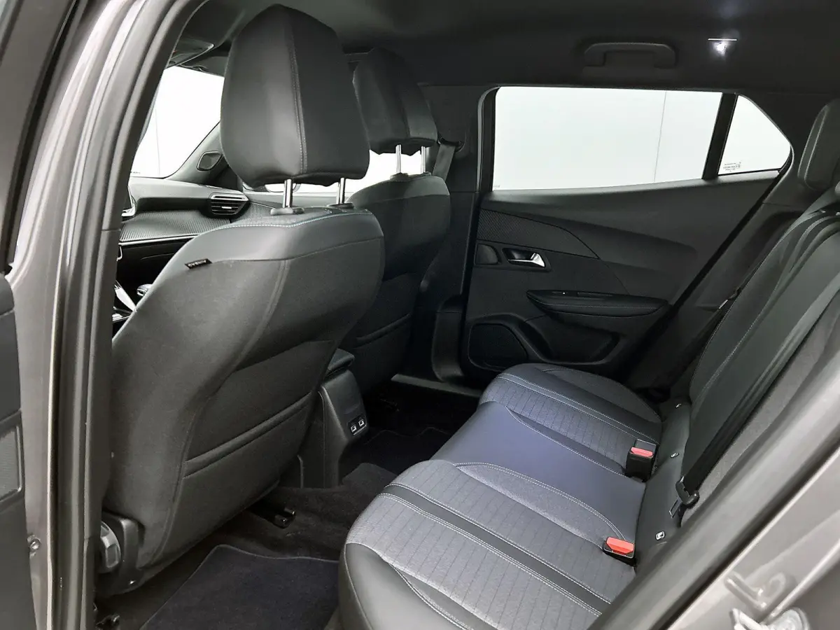 1.2 100pk Allure | Navigatie | Climate Control | Cruise Control | Camera | 17"LMV | LED | Apple Carplay/Android Auto |