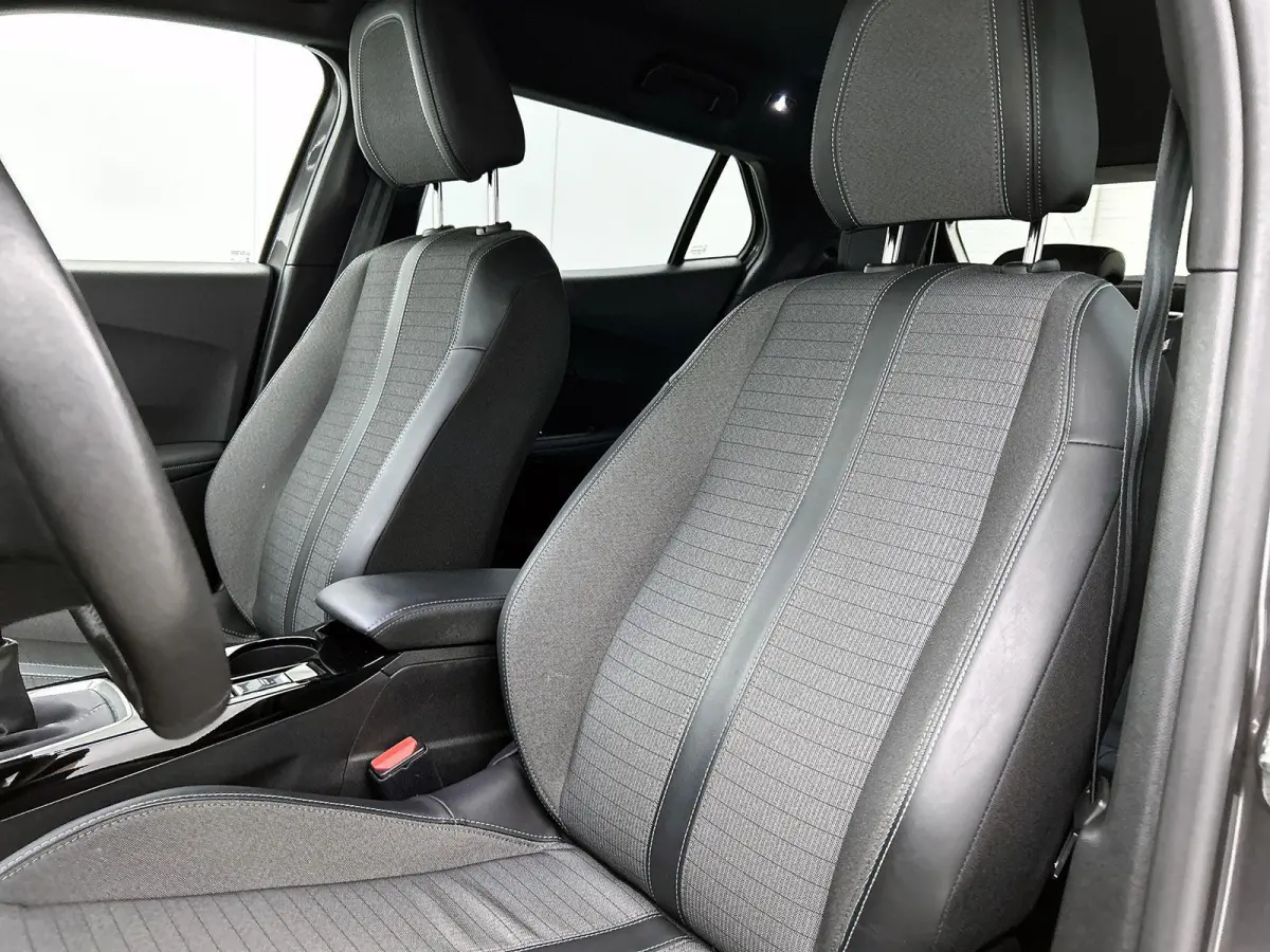 1.2 100pk Allure | Navigatie | Climate Control | Cruise Control | Camera | 17"LMV | LED | Apple Carplay/Android Auto |