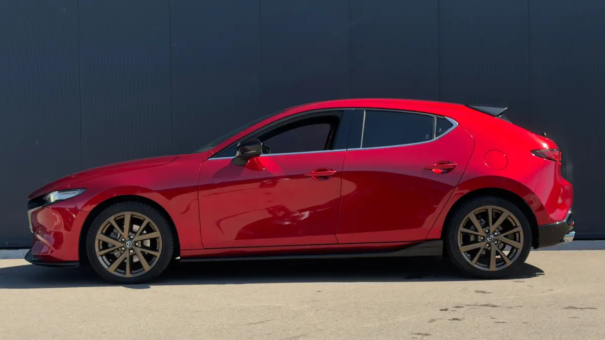 2.0 186pk e-SkyActiv-X M Hybrid Takumi | 360 Camera | Aero Pakket | Adaptive Cruise + Stuurhulp | Carplay | Dashcam | Keyless | Head-up | Lederen Bekleding | 18"