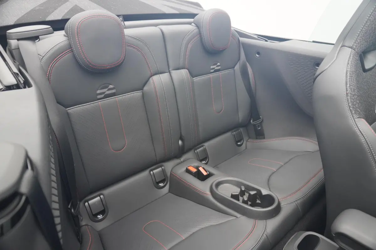 2.0 S John Cooper Works XL | John Cooper Works uitvoering | Pakket XL | Stoelverwarming | Stuurwielverwarming