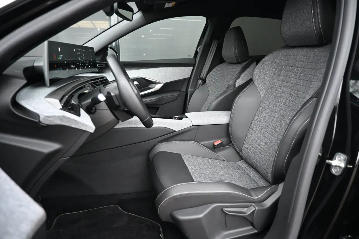 1.6 plug-in Hybrid 195 Allure Tot 8 Jaar Garantie! | Afn. Trekhaak | 7,4kW Lader | Achteruitrijcamera | Navigatie | Keyless-Entry | !!