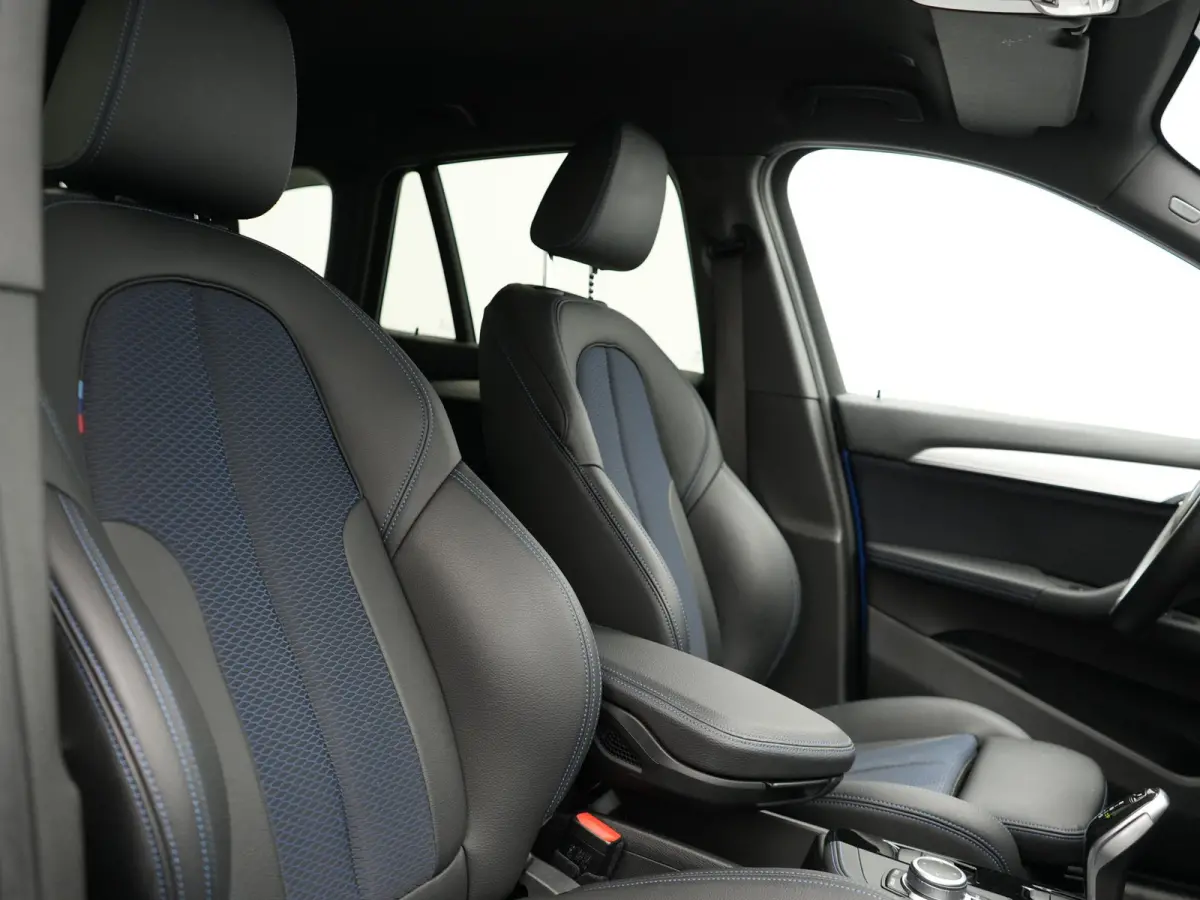 sDrive20i M Sport 192pk Misano Blauw Metallic | Trekhaak Afn. | Sportstoelen Verwarmd | Navi Pro | Sfeerverlichting | Apple Carplay | Camera | LED Koplampen | 18"L.M | M Sportstuur | Cruise 