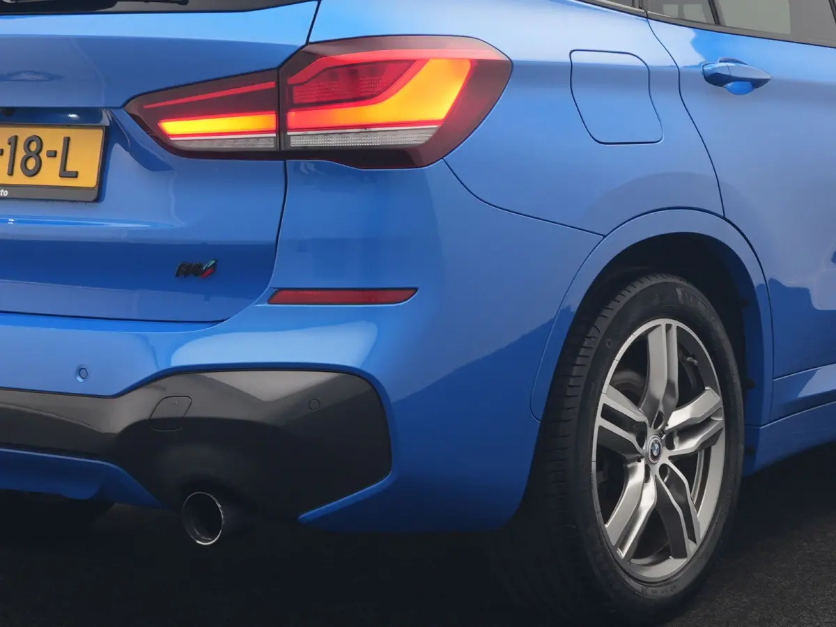 sDrive20i M Sport 192pk Misano Blauw Metallic | Trekhaak Afn. | Sportstoelen Verwarmd | Navi Pro | Sfeerverlichting | Apple Carplay | Camera | LED Koplampen | 18"L.M | M Sportstuur | Cruise 