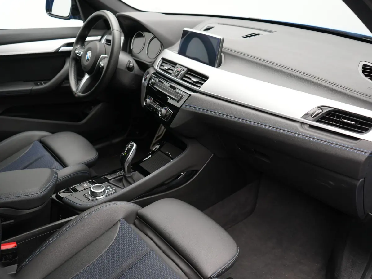 sDrive20i M Sport 192pk Misano Blauw Metallic | Trekhaak Afn. | Sportstoelen Verwarmd | Navi Pro | Sfeerverlichting | Apple Carplay | Camera | LED Koplampen | 18"L.M | M Sportstuur | Cruise 
