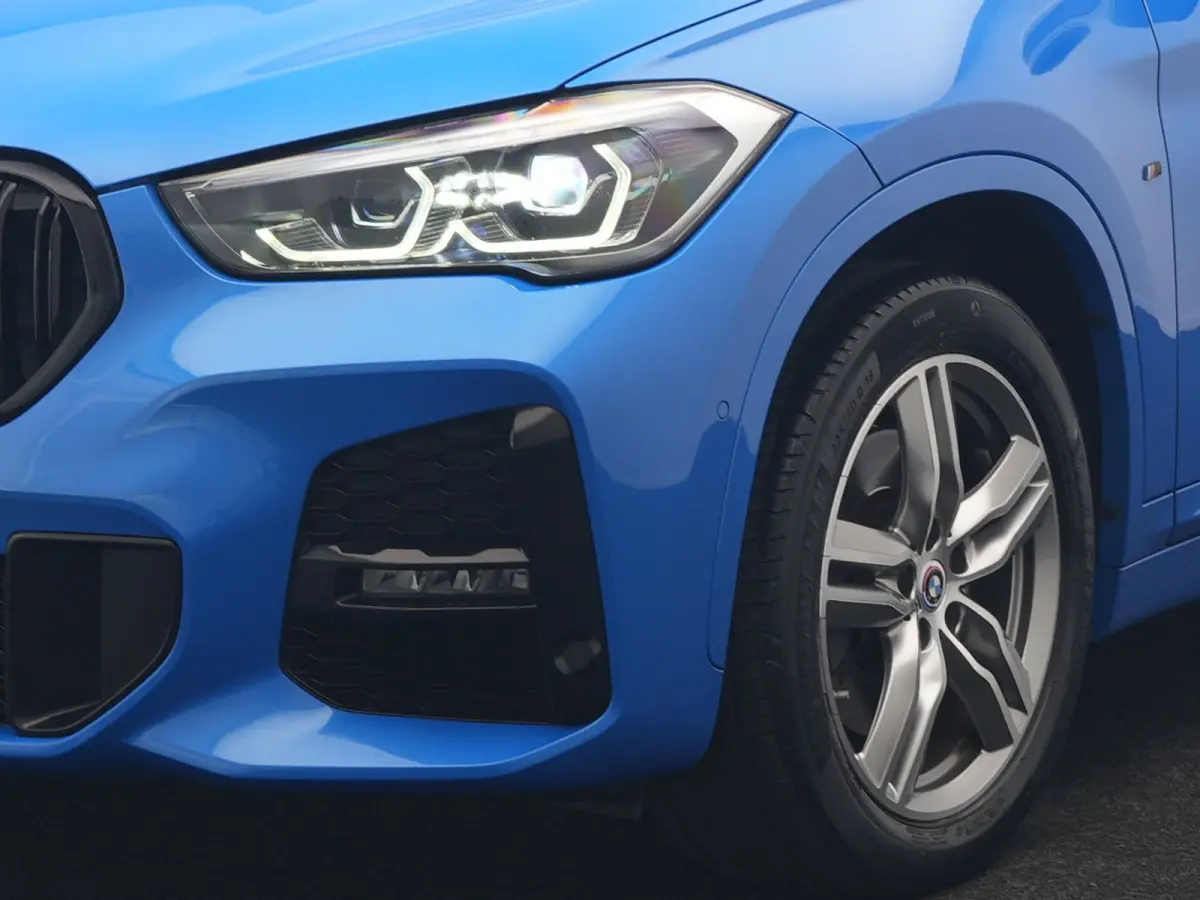 sDrive20i M Sport 192pk Misano Blauw Metallic | Trekhaak Afn. | Sportstoelen Verwarmd | Navi Pro | Sfeerverlichting | Apple Carplay | Camera | LED Koplampen | 18"L.M | M Sportstuur | Cruise 