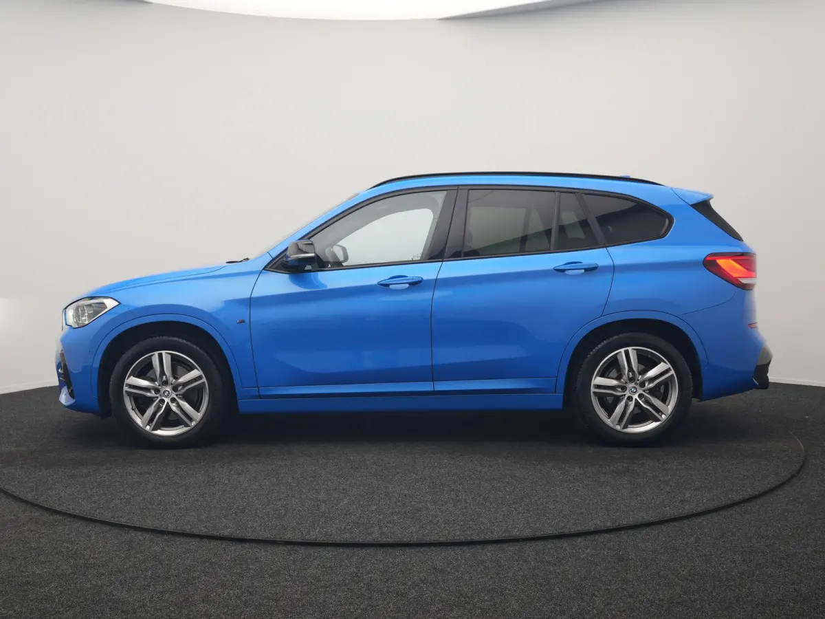 sDrive20i M Sport 192pk Misano Blauw Metallic | Trekhaak Afn. | Sportstoelen Verwarmd | Navi Pro | Sfeerverlichting | Apple Carplay | Camera | LED Koplampen | 18"L.M | M Sportstuur | Cruise 