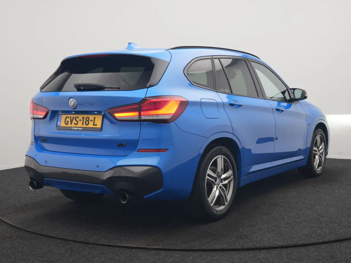 sDrive20i M Sport 192pk Misano Blauw Metallic | Trekhaak Afn. | Sportstoelen Verwarmd | Navi Pro | Sfeerverlichting | Apple Carplay | Camera | LED Koplampen | 18"L.M | M Sportstuur | Cruise 