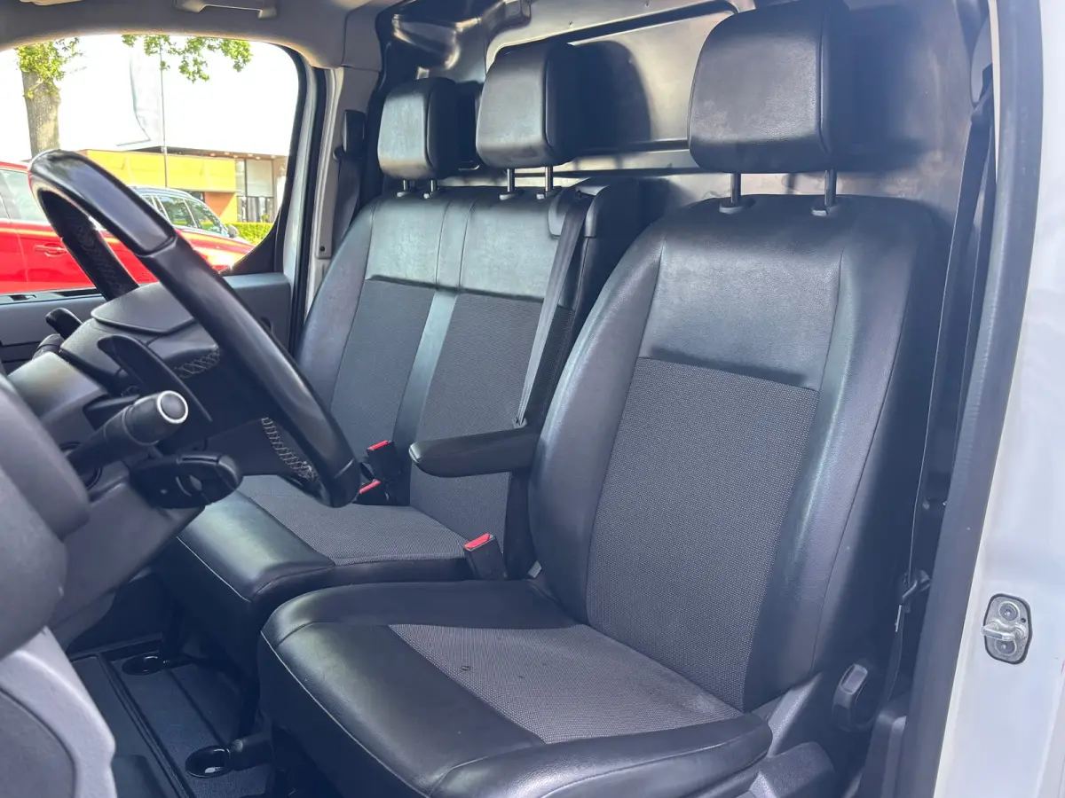 2.0 CDTI L3H1 Innovation | Automaat | 360 Camera | 3 Zitplaatsen | Apple Carplay