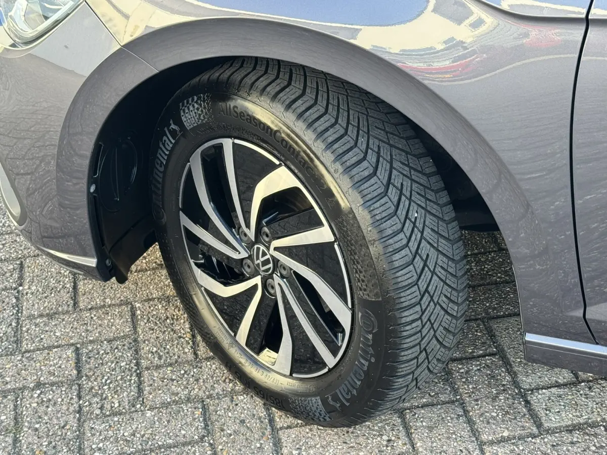1.0 TSI Life Edition Camera Carplay Adaptive cruise Airco All season banden