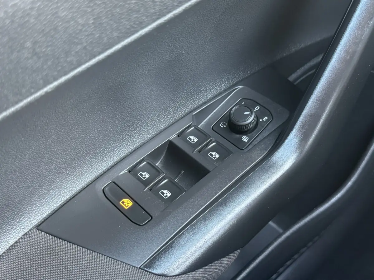 1.0 TSI Life Edition Camera Carplay Adaptive cruise Airco All season banden