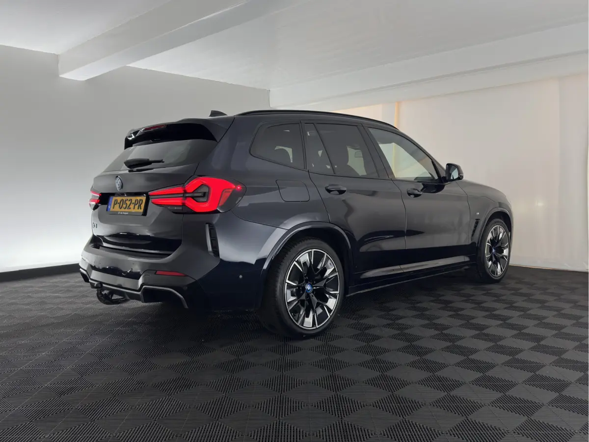 M-Pack High Executive 80 kWh [3-Fase-11kW] {SoH-99%} (INCL-BTW) Aut. *PANO | LEATHER | ADAPTIVE-CRUISE | FULL-LED | HARMAN/KARDON-AUDIO | BLINDSPOT | DIGI-COCKPIT | HEATED-SPORTSEATS | CAMER