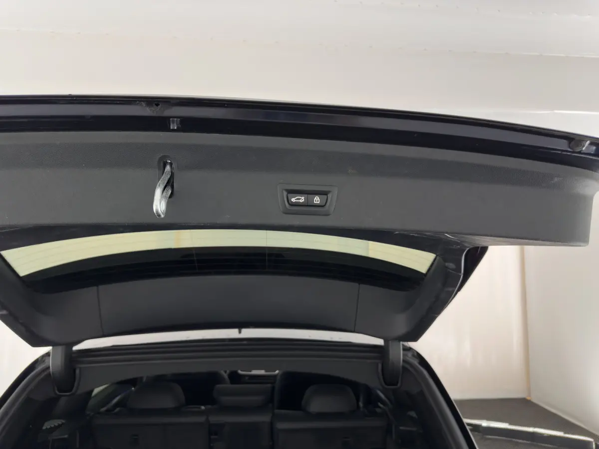 M-Pack High Executive 80 kWh [3-Fase-11kW] {SoH-99%} (INCL-BTW) Aut. *PANO | LEATHER | ADAPTIVE-CRUISE | FULL-LED | HARMAN/KARDON-AUDIO | BLINDSPOT | DIGI-COCKPIT | HEATED-SPORTSEATS | CAMER