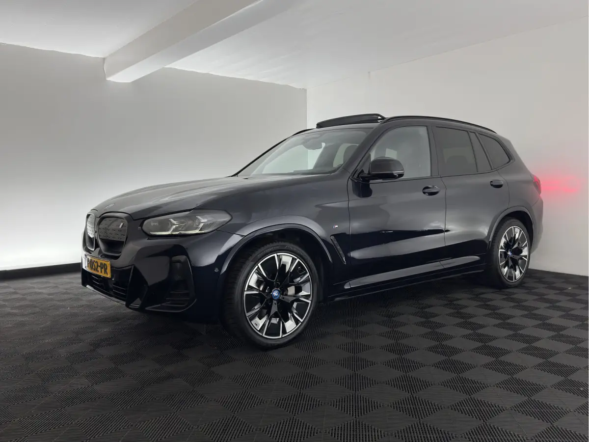M-Pack High Executive 80 kWh [3-Fase-11kW] {SoH-99%} (INCL-BTW) Aut. *PANO | LEATHER | ADAPTIVE-CRUISE | FULL-LED | HARMAN/KARDON-AUDIO | BLINDSPOT | DIGI-COCKPIT | HEATED-SPORTSEATS | CAMER