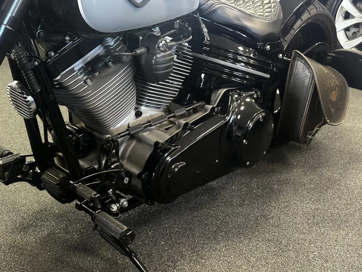 96 FXCW Rocker Custom spuitwerk Vance & Hines 2-in-1 showbike-uitstraling