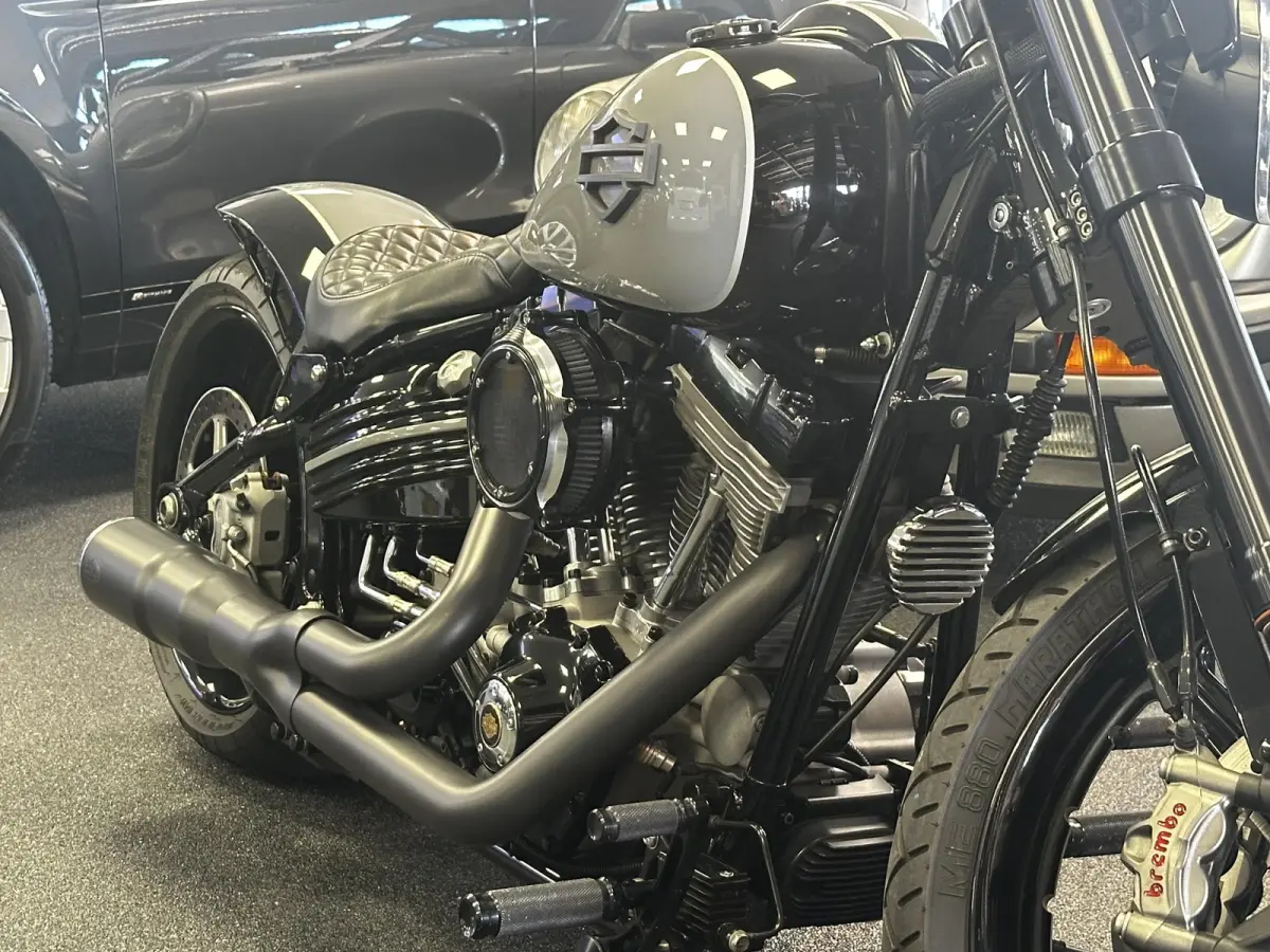 96 FXCW Rocker Custom spuitwerk Vance & Hines 2-in-1 showbike-uitstraling