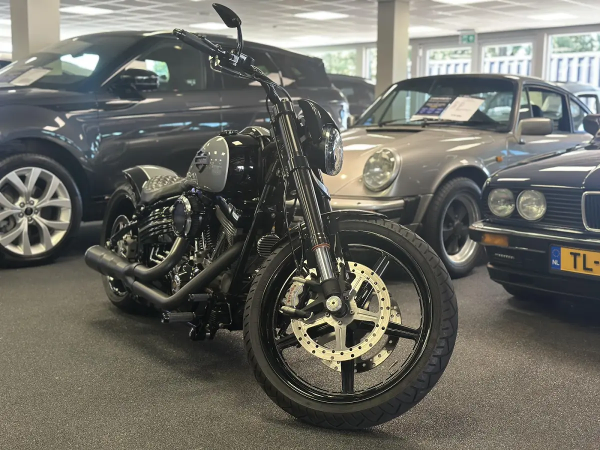 96 FXCW Rocker Custom spuitwerk Vance & Hines 2-in-1 showbike-uitstraling