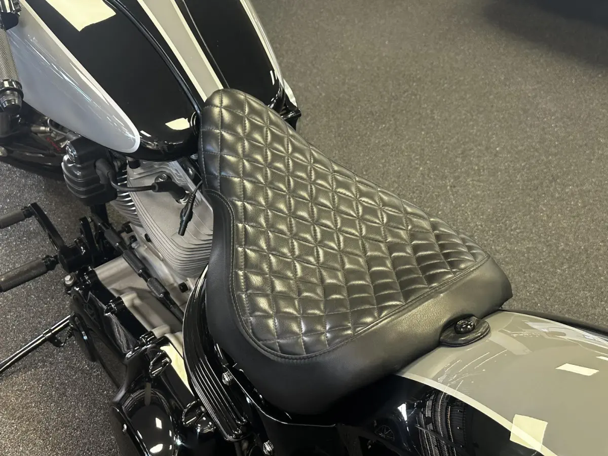 96 FXCW Rocker Custom spuitwerk Vance & Hines 2-in-1 showbike-uitstraling