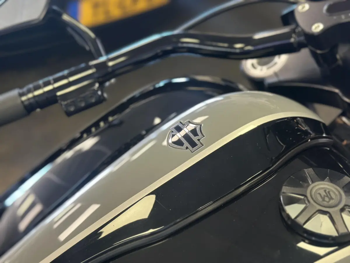 96 FXCW Rocker Custom spuitwerk Vance & Hines 2-in-1 showbike-uitstraling