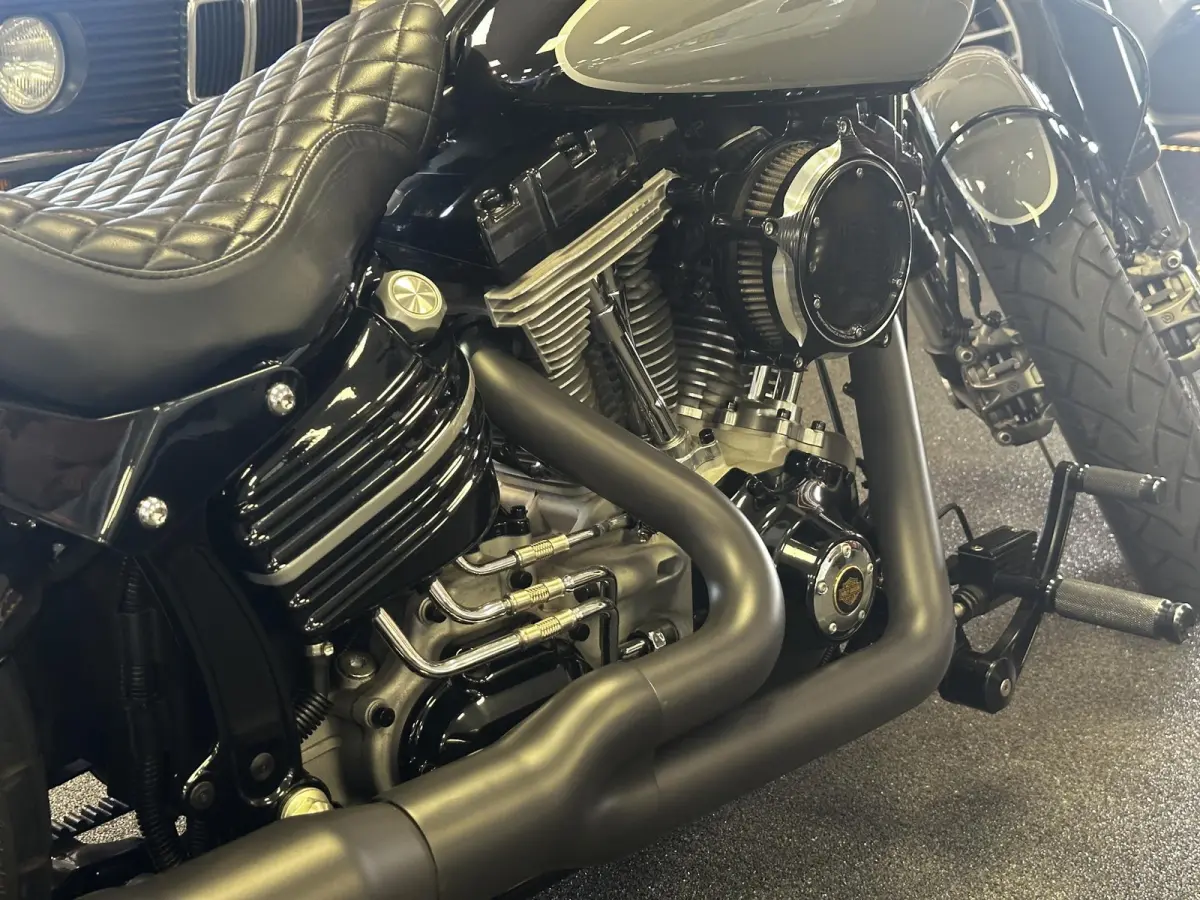 96 FXCW Rocker Custom spuitwerk Vance & Hines 2-in-1 showbike-uitstraling