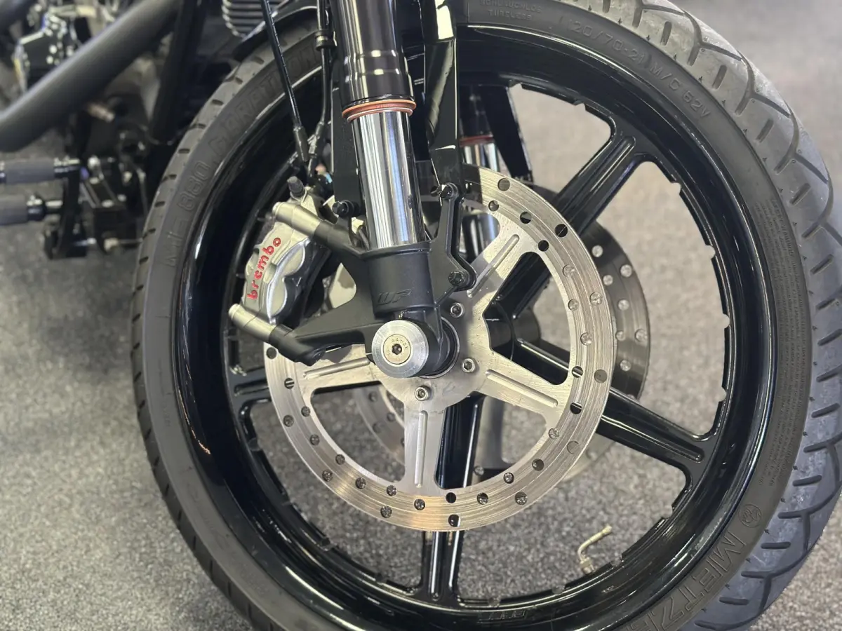 96 FXCW Rocker Custom spuitwerk Vance & Hines 2-in-1 showbike-uitstraling