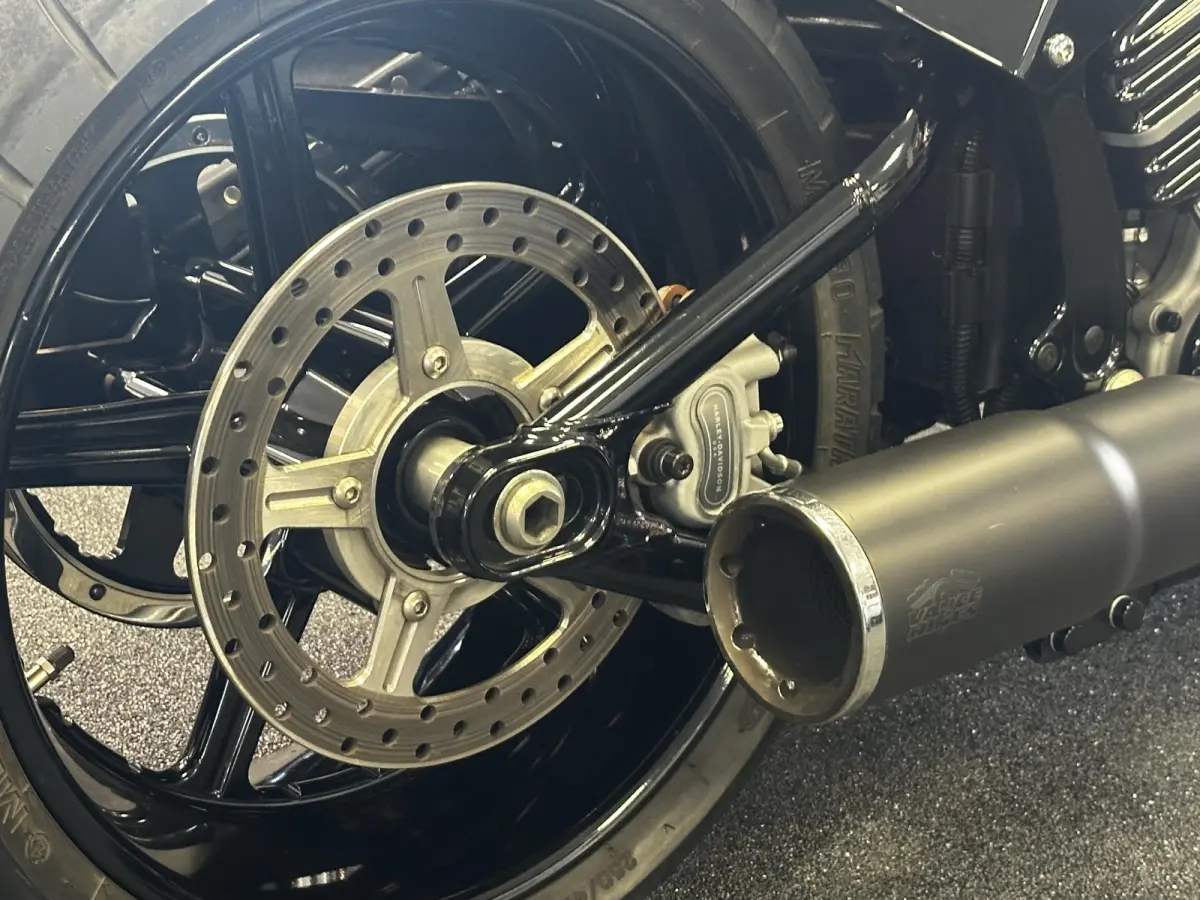 96 FXCW Rocker Custom spuitwerk Vance & Hines 2-in-1 showbike-uitstraling
