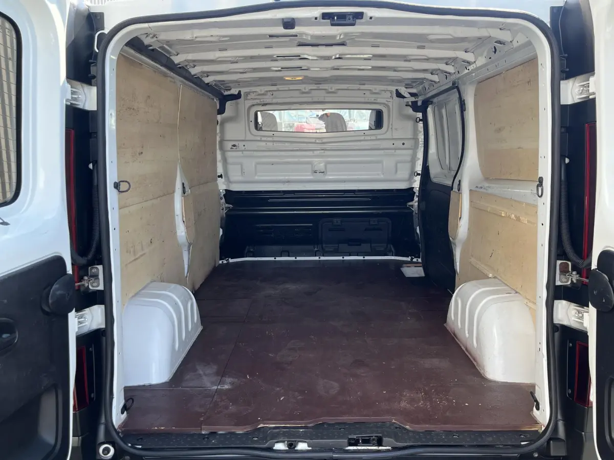2.0 dCi 120 T29 L2H1*NAVI*HAAK*CRUISE*A/C*TEL*3PER