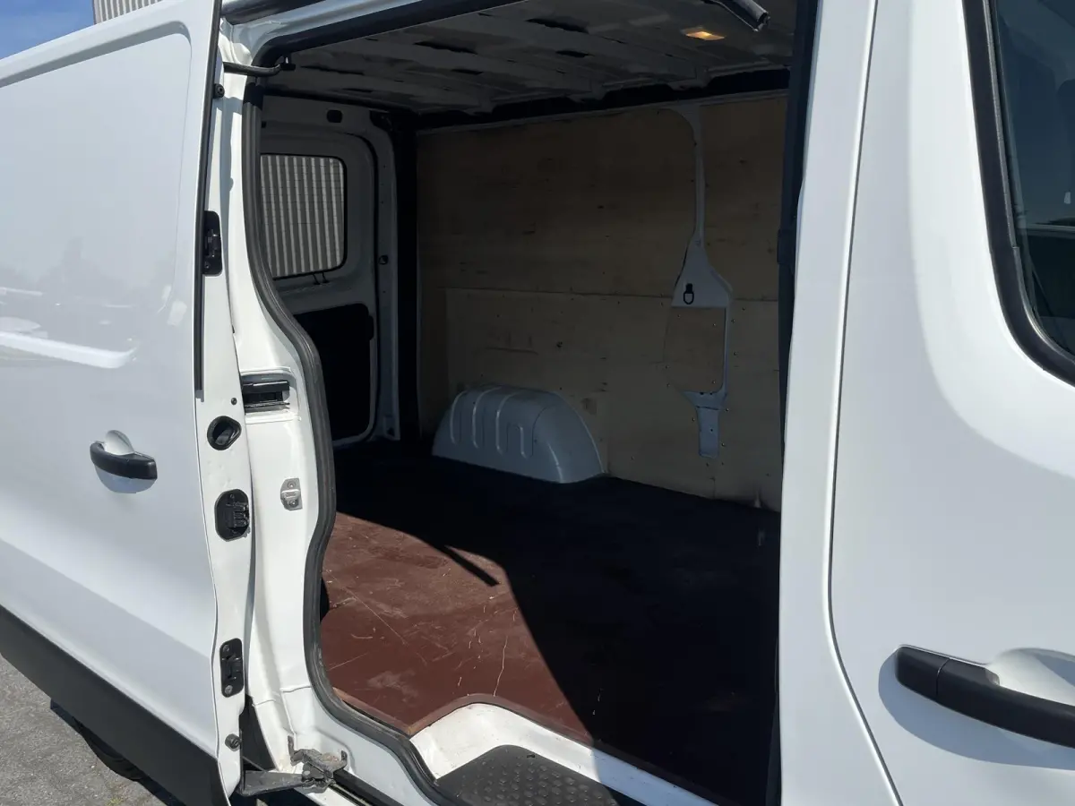 2.0 dCi 120 T29 L2H1*NAVI*HAAK*CRUISE*A/C*TEL*3PER