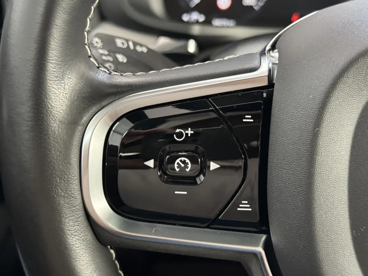 2.0 T8 Twin Engine AWD Inscription B&W HUD Pano Trekhaak Pilot Assist