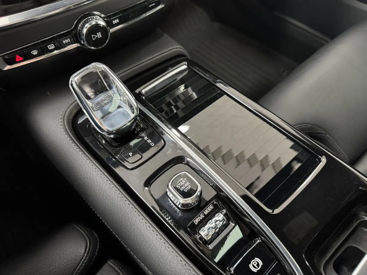 2.0 T8 Twin Engine AWD Inscription B&W HUD Pano Trekhaak Pilot Assist