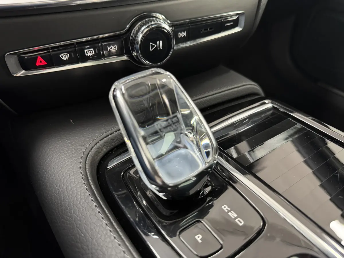 2.0 T8 Twin Engine AWD Inscription B&W HUD Pano Trekhaak Pilot Assist