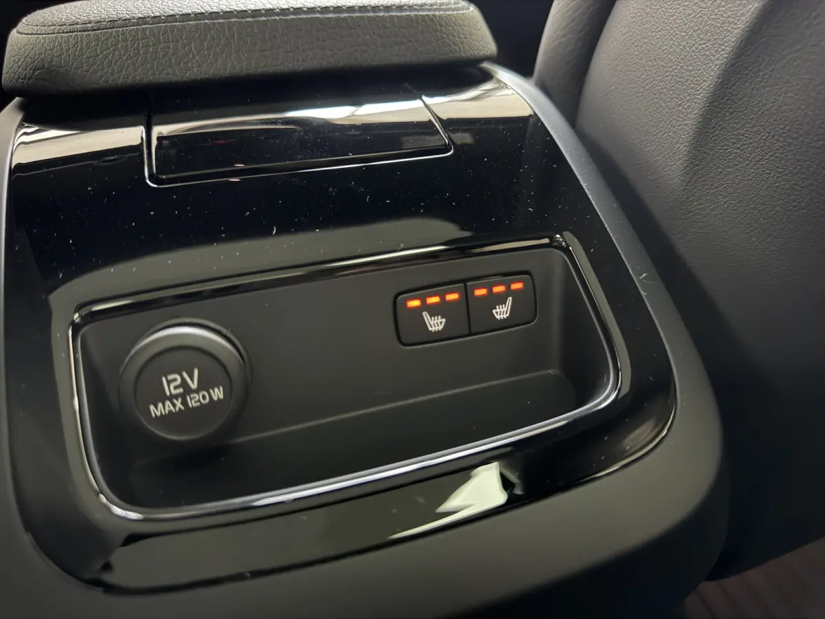 2.0 T8 Twin Engine AWD Inscription B&W HUD Pano Trekhaak Pilot Assist