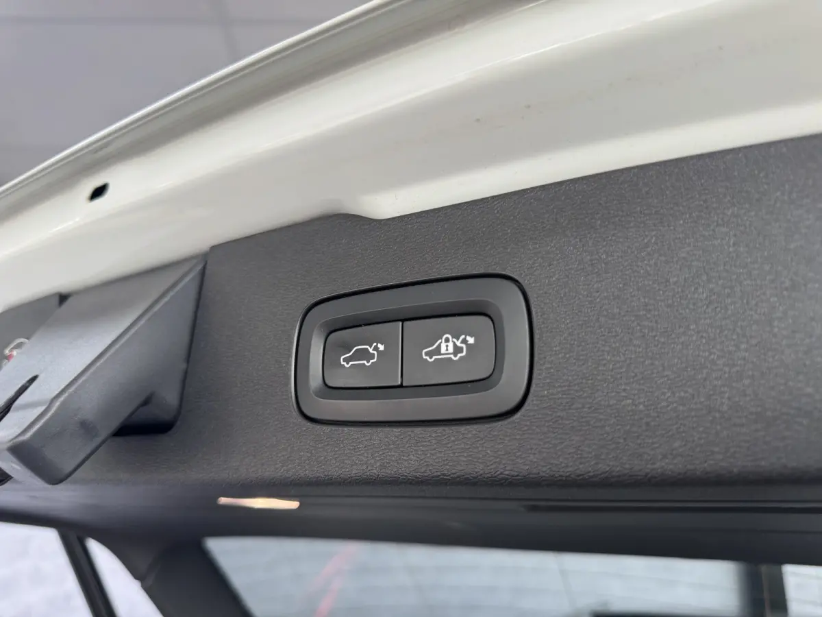 2.0 T8 Twin Engine AWD Inscription B&W HUD Pano Trekhaak Pilot Assist