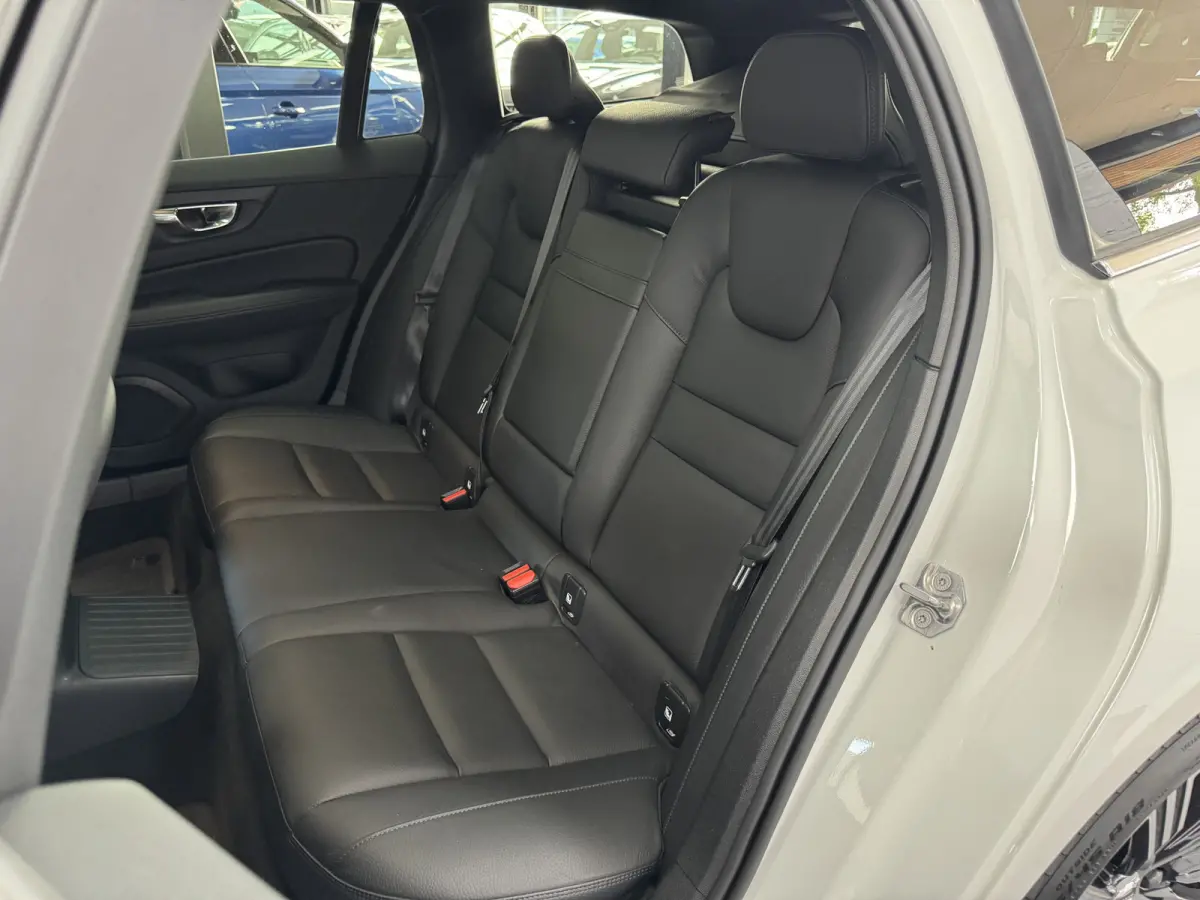 2.0 T8 Twin Engine AWD Inscription B&W HUD Pano Trekhaak Pilot Assist