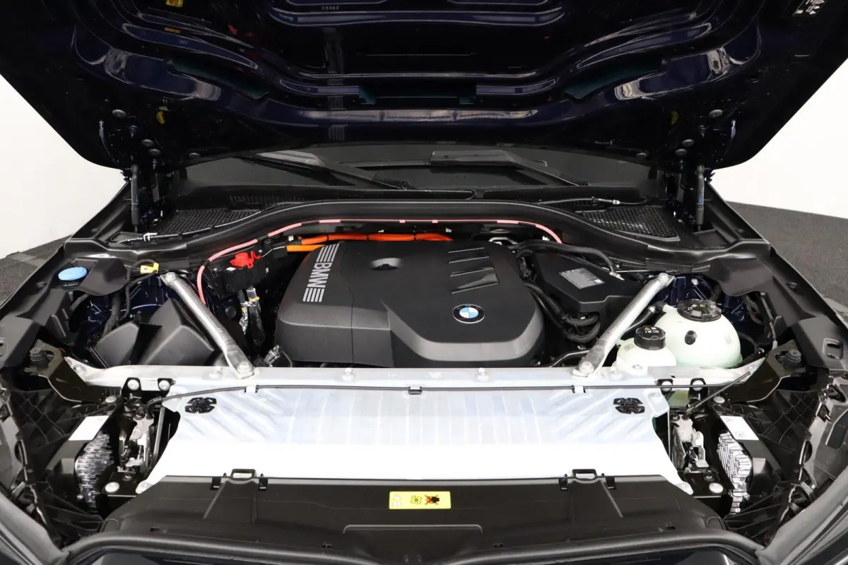 30e xDrive | SOH 100% | M-Sport | Panoramadak | Trekhaak | M-pakket Pro | Extra Getint Glas