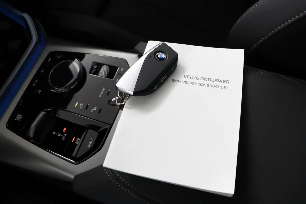 30e xDrive | SOH 100% | M-Sport | Panoramadak | Trekhaak | M-pakket Pro | Extra Getint Glas