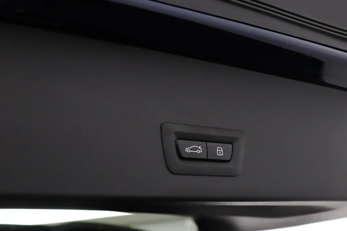 30e xDrive | SOH 100% | M-Sport | Panoramadak | Trekhaak | M-pakket Pro | Extra Getint Glas