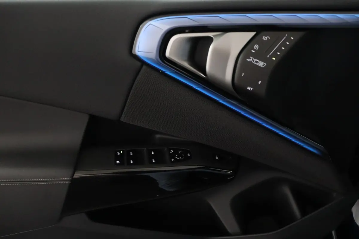 30e xDrive | SOH 100% | M-Sport | Panoramadak | Trekhaak | M-pakket Pro | Extra Getint Glas