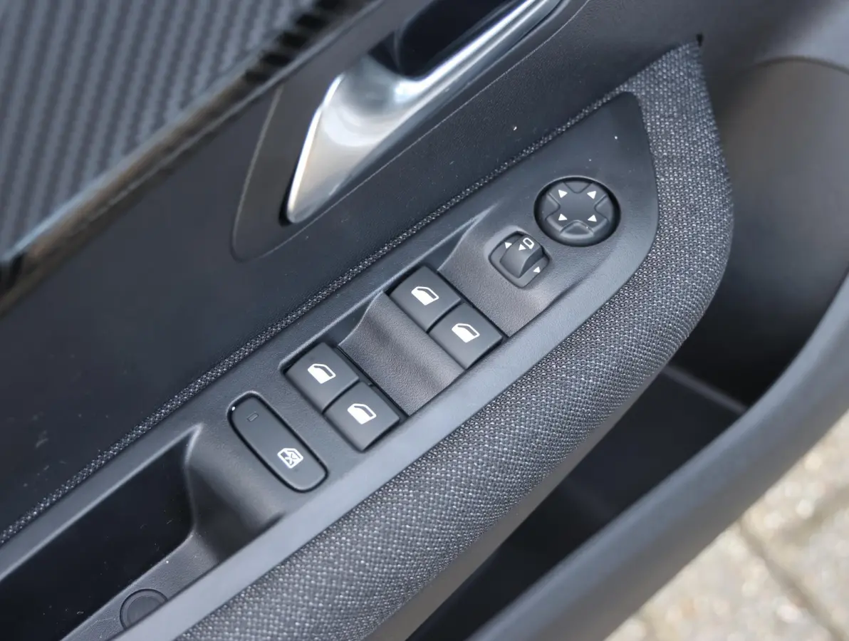 1.2 Hybrid 110 e-DCS6 Business Camera | Keyless | Parkeersensoren V+A | Navigatie | Climate Control | Apple Carplay & Android Auto | Voorraad
