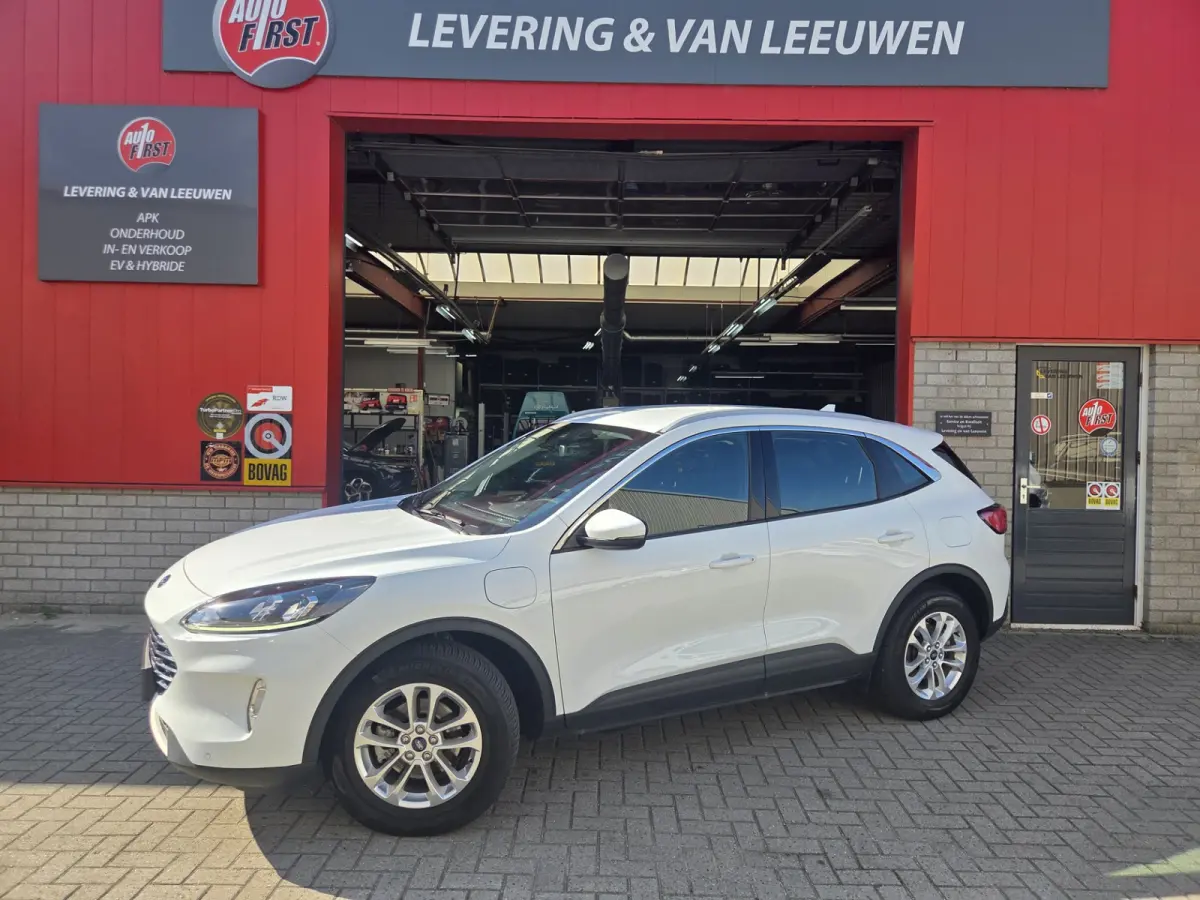 2.5 PHEV Titanium met nieuwe trekhaak!/ Parkeersensoren V+A / Navigatie/ Camera/ Stoelverwarming/ Rijklaarprijs!