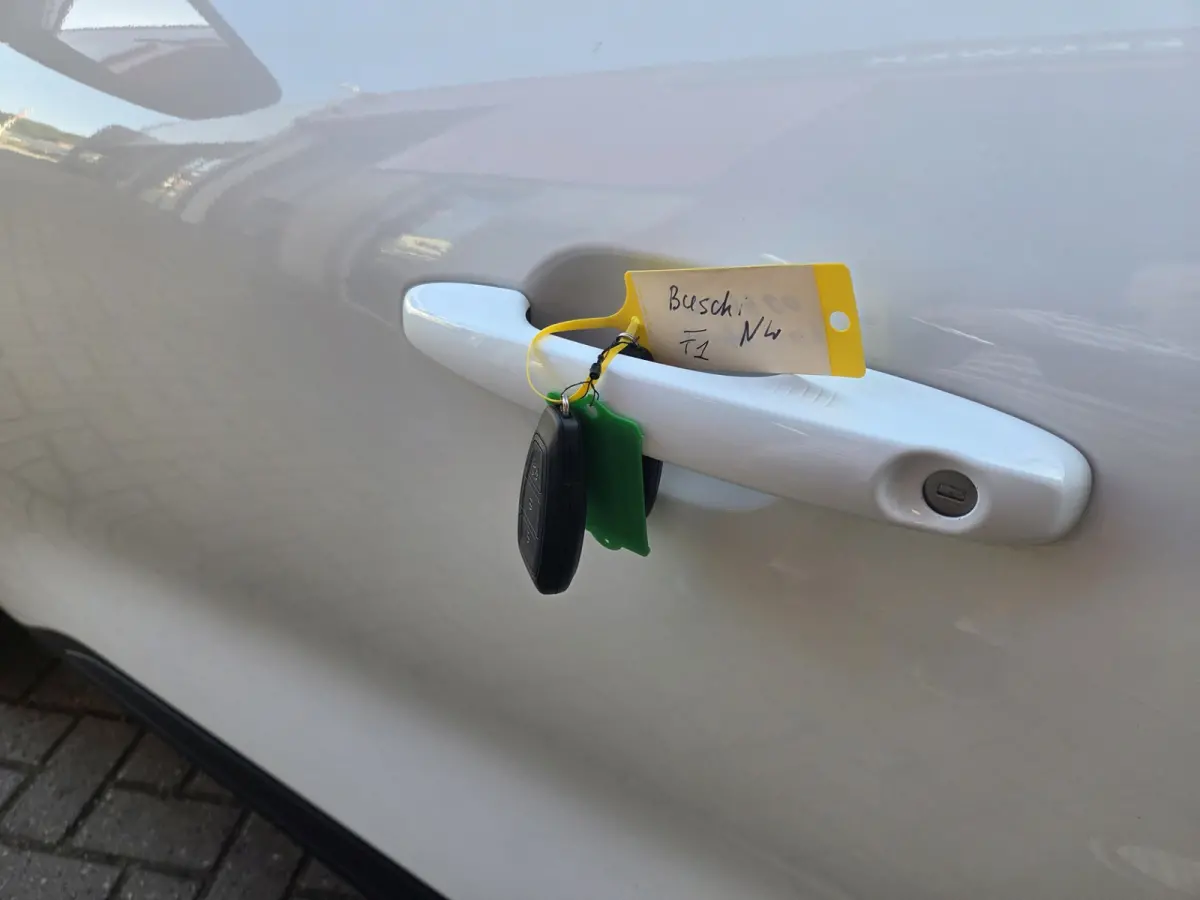 2.5 PHEV Titanium met nieuwe trekhaak!/ Parkeersensoren V+A / Navigatie/ Camera/ Stoelverwarming/ Rijklaarprijs!