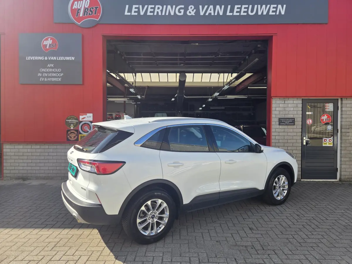 2.5 PHEV Titanium met nieuwe trekhaak!/ Parkeersensoren V+A / Navigatie/ Camera/ Stoelverwarming/ Rijklaarprijs!