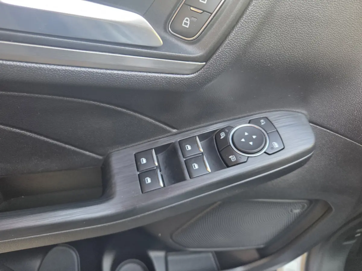2.5 PHEV Titanium met nieuwe trekhaak!/ Parkeersensoren V+A / Navigatie/ Camera/ Stoelverwarming/ Rijklaarprijs!
