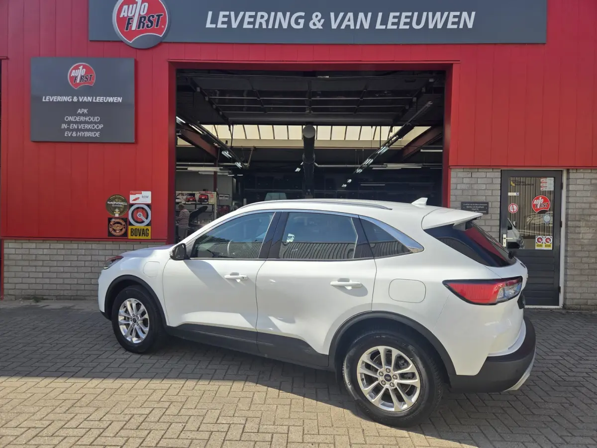 2.5 PHEV Titanium met nieuwe trekhaak!/ Parkeersensoren V+A / Navigatie/ Camera/ Stoelverwarming/ Rijklaarprijs!